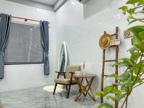 um quarto com uma mesa e uma cadeira num quarto em Nick’s House - Homestay Đảo Phú Quý em Cu Lao Thu