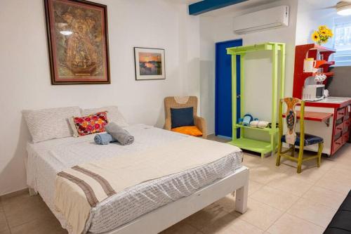 1 dormitorio con 1 cama y 1 habitación con escritorio en Studio 4 Casiguaya with Garden access, en Vieques