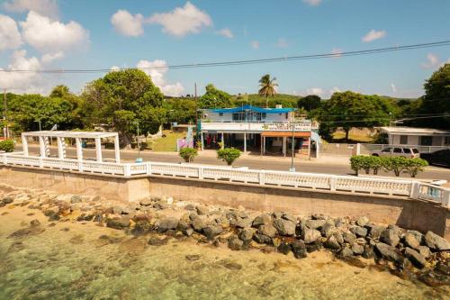 un edificio junto a una masa de agua en Studio 4 Casiguaya with Garden access, en Vieques