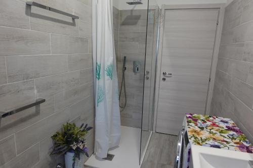 Ένα μπάνιο στο SAGNINO COMO LAKE APARTMENT Free PARKING