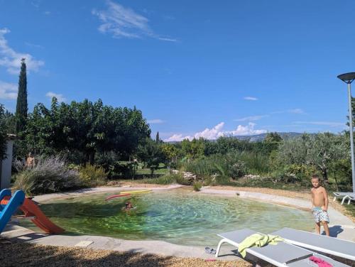 Afbeelding uit fotogalerij van Chalet climatisé en campagne avec baignade privée in Lagnes