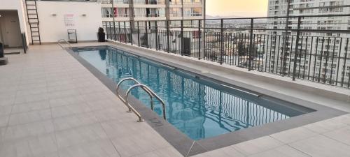 una piscina sul lato di un edificio di Best Apartment Rental Estación Central a Santiago