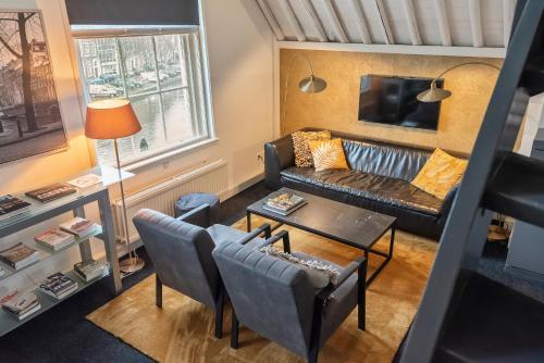 a living room with a couch and a table at Spaarne Luxury Residence Haarlem in Haarlem