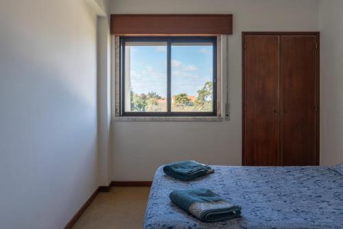 um quarto com uma cama e uma janela em Global Guest Sintra em Sintra