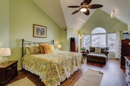 een slaapkamer met een bed en een plafondventilator bij Oceanwood 112 in Hilton Head Island