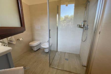 La salle de bains est pourvue d'une douche et de toilettes. dans l'établissement Villa Supramonte luxury villa IUN R7796, à Marazzino