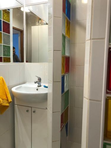 La salle de bains est pourvue d'un lavabo et d'un miroir. dans l'établissement Przytulne mieszkanie w centrum., à Białystok