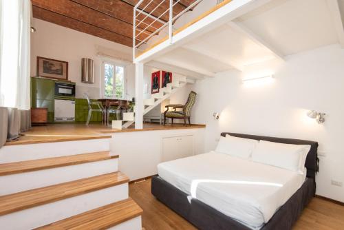 sypialnia z łóżkiem i schodami w obiekcie Machiavelli Apartment by Firenze Prestige we Florencji