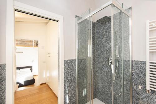 een glazen douche in een kamer met een slaapkamer bij Machiavelli Apartment by Firenze Prestige in Florence