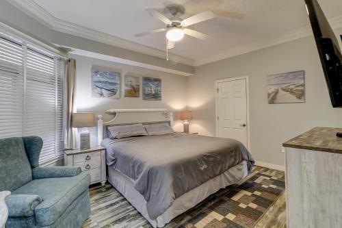 een slaapkamer met een bed en een stoel en een plafondventilator bij Sea Crest 2405 in Hilton Head Island
