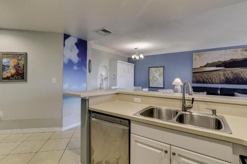 een keuken met een wastafel en een bed bij Sea Crest 2405 in Hilton Head Island