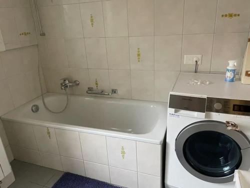 een wasmachine in een badkamer met een wasmachine bij 1.5 Zimmer Wohnung Altstadt Zug in Zug