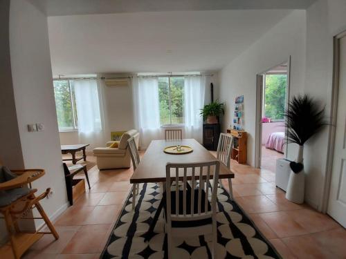 une cuisine et un salon avec une table et des chaises dans l'établissement Appartement T3 près de la mer, à La Seyne-sur-Mer