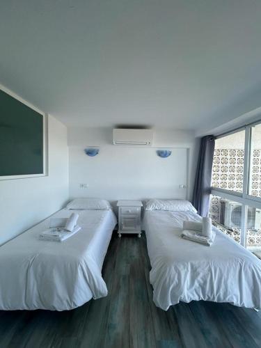- 2 lits jumeaux dans une chambre avec fenêtre dans l'établissement Skol 925A by Completely Marbella, à Marbella