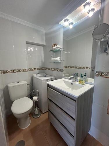 La salle de bains blanche est pourvue de toilettes et d'un lavabo. dans l'établissement Skol 925A by Completely Marbella, à Marbella