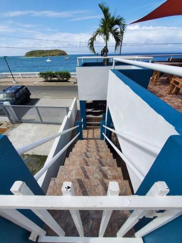 una escalera que conduce al océano desde un barco en Beachfront Suite 6 Karaya, en Vieques