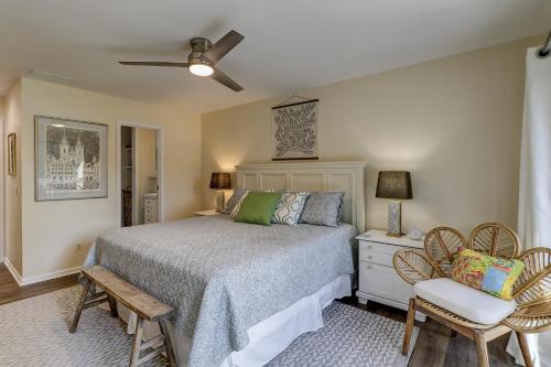 1 dormitorio con 1 cama y 2 sillas en Townhouse Manor 20, en Hilton Head Island