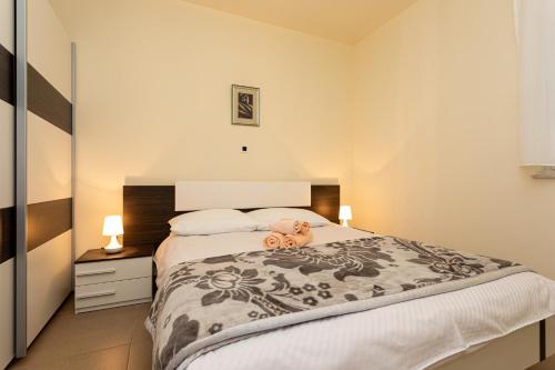 una camera da letto con un letto con un orsacchiotto sopra di Apartment N4 D&D, Baska a Baška