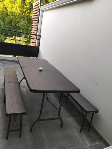 a picnic table and two benches on a balcony at T3 Cosy Côté Lagon in Saint-Leu