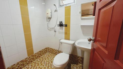a bathroom with a toilet and a sink at อิงน้ำท่าจีน (ท่าจีนรีสอร์ท) in Suphan Buri