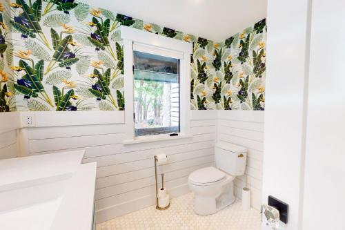 een badkamer met een toilet en bloemenbehang bij 194 Ryder Cup in Kiawah Island