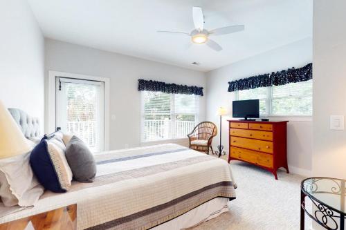 1 dormitorio con 1 cama, vestidor y ventana en 44 Muirfield Ln, en Kiawah Island