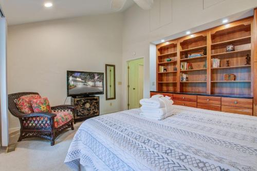 um quarto com uma cama, uma cadeira e uma televisão em 166 Surfsong Rd em Kiawah Island