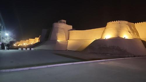 un castillo de noche con luces encendidas en Ulli Oy Hotel & Terrace, en Khiva