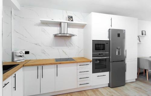 A cozinha ou cozinha compacta de Beautiful Apartment In Frigiliana With Kitchenette