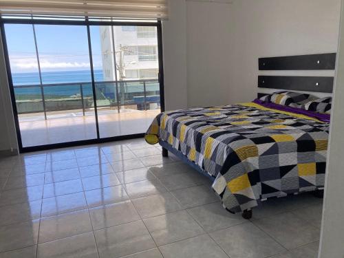Schlafzimmer mit einem Bett und Meerblick in der Unterkunft Manta (casa ) in Manta