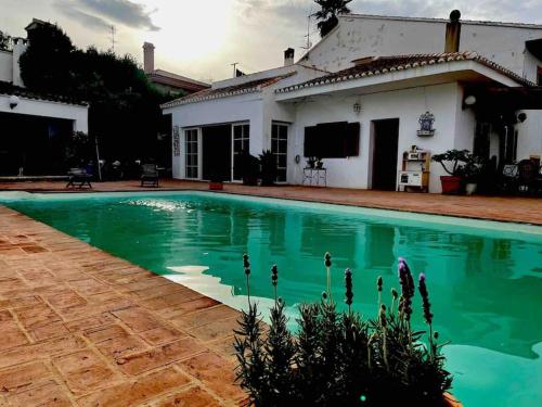 奇瓦的住宿－Agradable Casa con maravillosas vistas，房屋前的游泳池