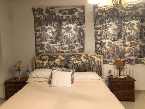 奇瓦的住宿－Agradable Casa con maravillosas vistas，卧室配有一张挂壁挂毯的床