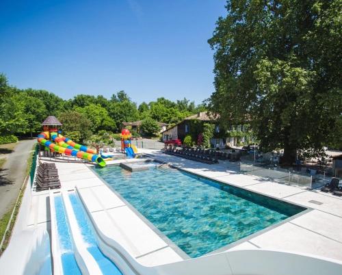 een zwembad in een resort met een waterglijbaan bij Chalet - Parc aquatique - eeceih in Martres-Tolosane