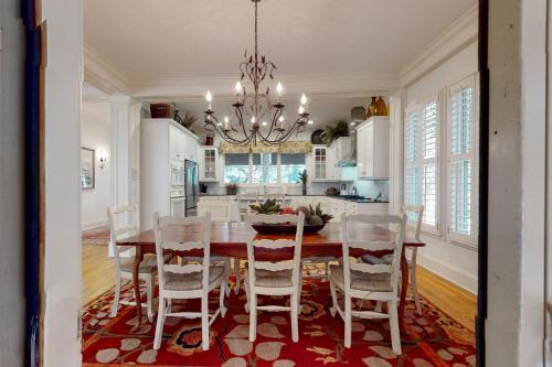 uma cozinha e sala de jantar com mesa e cadeiras em 310 Ocean Oaks em Kiawah Island
