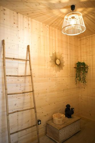 Cette chambre est dotée d'un mur en bois avec une échelle et une lumière. dans l'établissement Villa Mare Monti 3 chambres, à Calvi