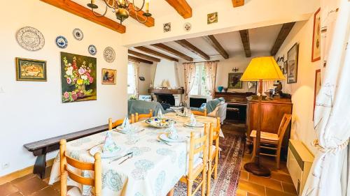 une salle à manger avec une table et des chaises dans l'établissement maison de vacances au calme et proche de la plage, à La Couarde-sur-Mer