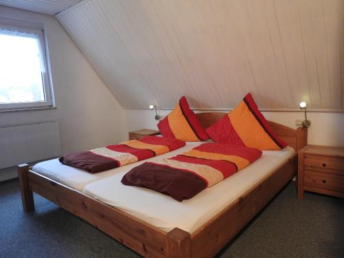 Bett mit bunten Kissen auf einem Zimmer in der Unterkunft Haus Bea in Rickenbach