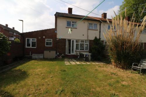 an empty yard in front of a house at 3 Bedroom House-Garden-Stratford-Olympic Park in London