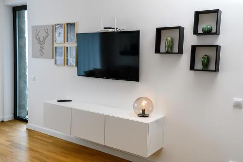 Una televisión o centro de entretenimiento en Aspectus apartmani Divcibare