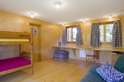 a room with a bunk bed and a couch at Chalet La Madelon idéal pour les grandes familles in Hérémence