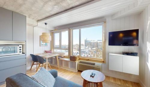 uma sala de estar com um sofá azul e uma mesa em Hébergement Mont-Ste-Anne Condos em Beaupré