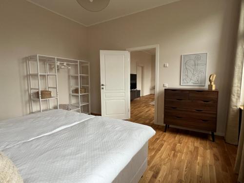 een slaapkamer met een wit bed en een dressoir bij AMAYA LIVING 80qm Japandi Krefeld Zentrum in Krefeld