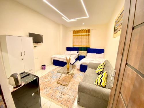ein Wohnzimmer mit einem Sofa und einem Bett in der Unterkunft 4 Pyramids inn in Kairo