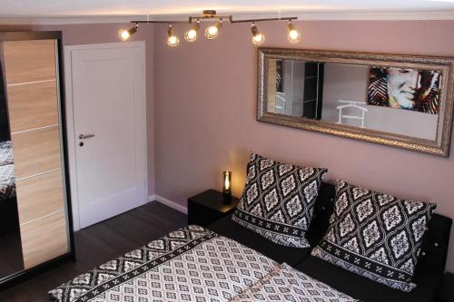 Schlafzimmer mit einem Bett und einem Spiegel in der Unterkunft Appartement Am Turm in Schönau