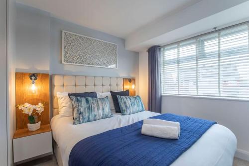 Voodi või voodid majutusasutuse Stunning 3 Bed Home in Gloucester toas