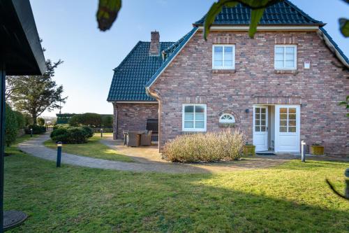 una casa in mattoni con tetto verde di Haus Traumzeit Family a Braderup