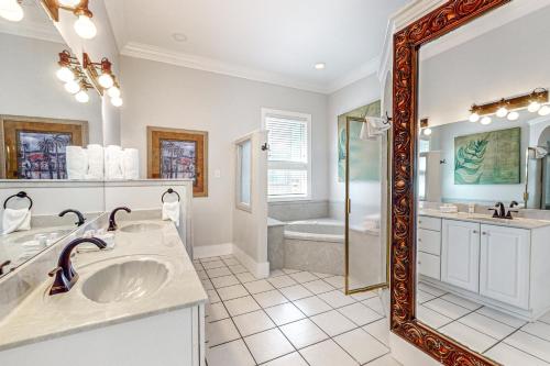 een badkamer met een wastafel en een spiegel bij Dad's Got It in Gulf Shores