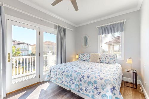een slaapkamer met een bed en een balkon bij Dad's Got It in Gulf Shores