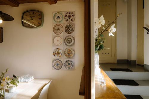 a dining room with plates on the wall and a clock at Bijou Niesenblick - traumhafter Seeblick - nahe Interlaken - idyllisch in Merligen