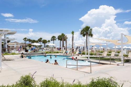 um grupo de pessoas numa piscina num resort em 2258 Rolling Dunes em Seabrook Island